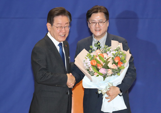 靑 '지선 출마' 우상호 정무수석 후임에 홍익표 검토