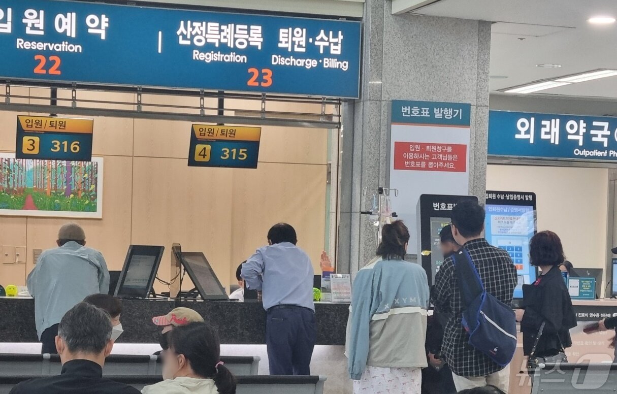 본문 이미지 - 울산의대 교수들이 첫 휴진을 예고한 3일 해당 의대 수련병원인 강원 강릉아산병원 접수창구가 평소와 다를 바 없이 관련 절차를 밟으려는 보호자들로 가득하다. 2024.5.3/뉴스1 윤왕근 기자