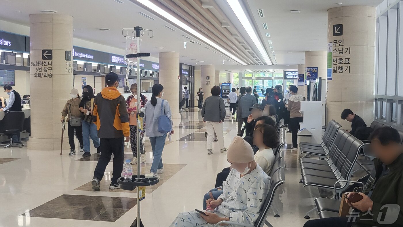 본문 이미지 - 3일 오전 대구 달서구 계명대 동산병원 1층 원무과에서 환자와 보호자들이 진료 차례를 기다리고 있다. 2024.5.3/뉴스1 ⓒ News1 이성덕 기자