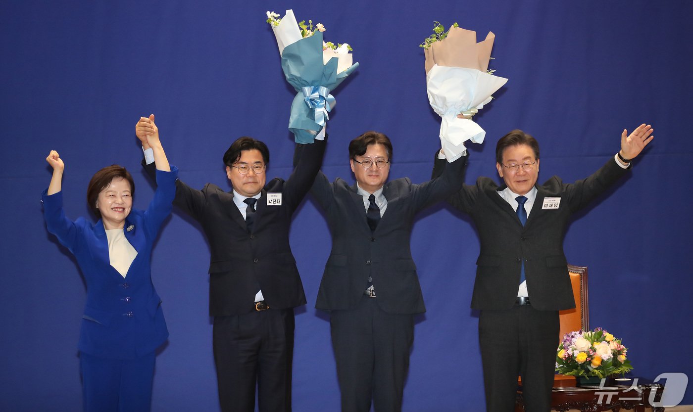 본문 이미지 - 박찬대 신임 원내대표가 3일 오전 서울 여의도 국회 의원회관에서 열린 '제22대 국회 더불어민주당 제1기 원내대표 선출 당선자 총회'에서 꽃다발을 들고 기념촬영을 하고 있다. 왼쪽부터 진선미 민주당 선거관리위원장, 박 신임 원내대표, 홍익표 전 원내대표, 이재명 대표. 2024.5.3/뉴스1 ⓒ News1 임세영 기자