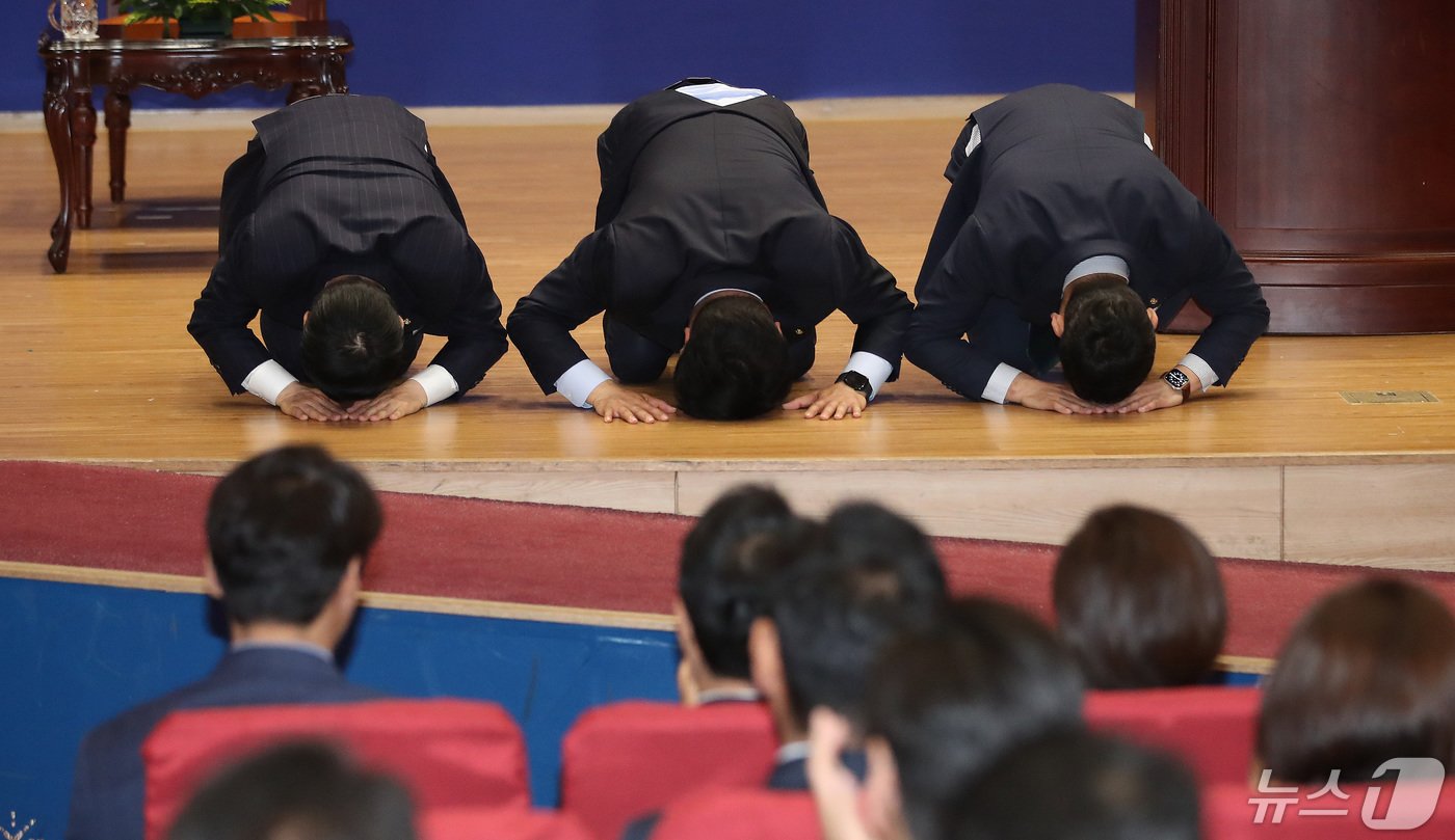 박찬대 신임 원내대표&#40;가운데&#41;가 3일 오전 서울 여의도 국회 의원회관에서 열린 &#39;제22대 국회 더불어민주당 제1기 원내대표 선출 당선자 총회&#39;에서 박성준 원내수석부대표&#40;왼쪽&#41;와 김용민 정책수석부대표와 의원들을 향해 큰절을 하고 있다. 2024.5.3/뉴스1 ⓒ News1 임세영 기자