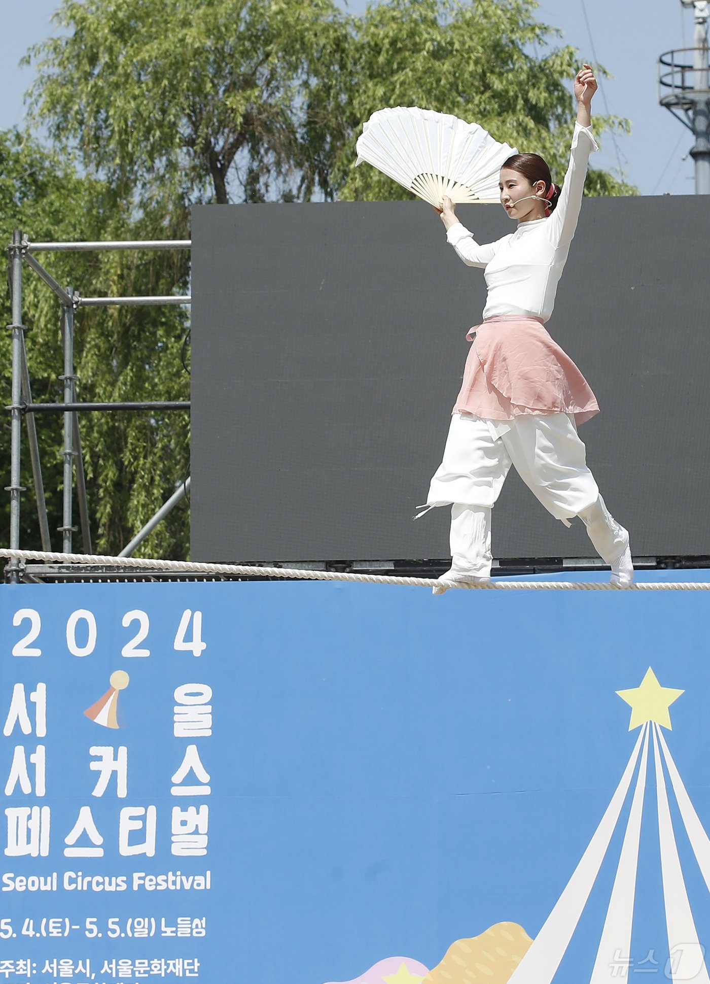 본문 이미지 - 어린이날을 이틀 앞둔 3일 서울 노들섬에서 국내 유일 서커스축제인 '2024서울서커스페스티벌' 주요 작품 시연회에서 공연창작집단사람, 서주향, 제주상단이 아슬아슬한 외줄 타기 묘기를 선보이고 있다. ⓒ News1 권현진 기자