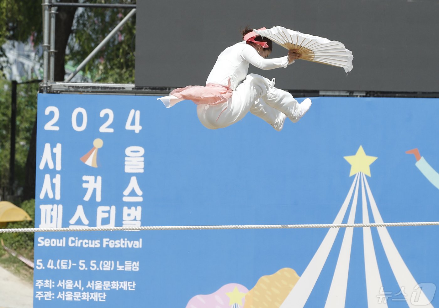 본문 이미지 - 어린이날을 이틀 앞둔 3일 서울 노들섬에서 국내 유일 서커스축제인 '2024서울서커스페스티벌' 주요 작품 시연회에서 공연창작집단사람, 서주향, 제주상단이 아슬아슬한 줄타기 묘기를 선보이고 있다. ⓒ News1 권현진 기자