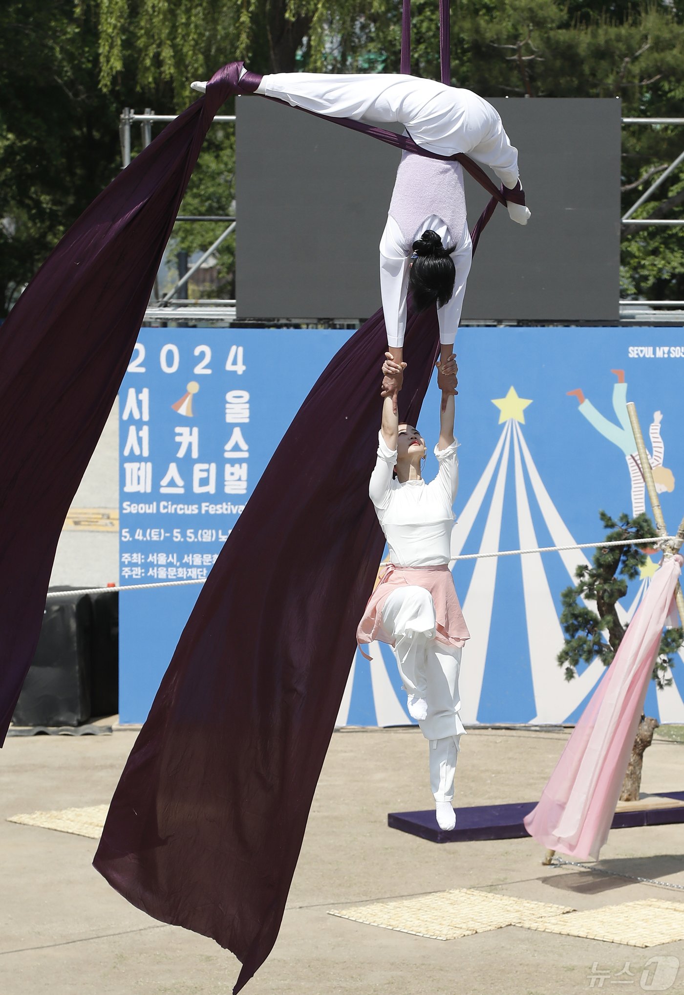 본문 이미지 - 어린이날을 이틀 앞둔 3일 서울 노들섬에서 국내 유일 서커스축제인 '2024서울서커스페스티벌' 주요 작품 시연회에서 공연창작집단사람, 서주향, 제주상단이 공연 ‘옛,다!’를 선보이고 있다. ⓒ News1 권현진 기자