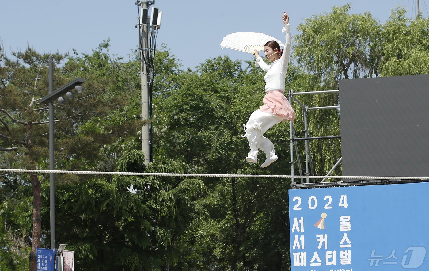 본문 이미지 - 어린이날을 이틀 앞둔 3일 서울 노들섬에서 국내 유일 서커스축제인 '2024서울서커스페스티벌' 주요 작품 시연회에서 공연창작집단사람, 서주향, 제주상단이 공연 ‘옛,다!’를 선보이고 있다.  ⓒ News1 권현진 기자