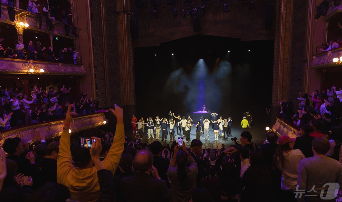 본문 이미지 - 2일(현지 시간) 프랑스 파리 샤틀레 극장에서 열린 한국의 브레이킹 크루 원밀리언(1MILLION)과 프랑스 포케몬크루(Pockemon Crew)의 합동 공연 ‘어반 펄스 업라이징’(Urban Pulse Uprising)에서 양팀 비보이들의 댄스 배틀 공연이 펼쳐지고 있다. 문화체육관광부는 오는 7월 올림픽이 열리는 파리를 비롯해 아비뇽, 낭트 등 프랑스 전역에서 5월부터 6개월간 ‘2024 코리아시즌’을 열어 공연,전시,관광, 공예, 콘텐츠 등 34개 프로그램을 진행하며 한국 문화를 집중 소개한다고 밝혔다. 이번 공연은 브레이킹이 파리 올림픽에 정식 종목으로 채택된 것을 기념해 ‘2024 코리아시즌’의 개막작으로 마련됐다. 2024.5.3/뉴스1 ⓒ News1 이준성 기자