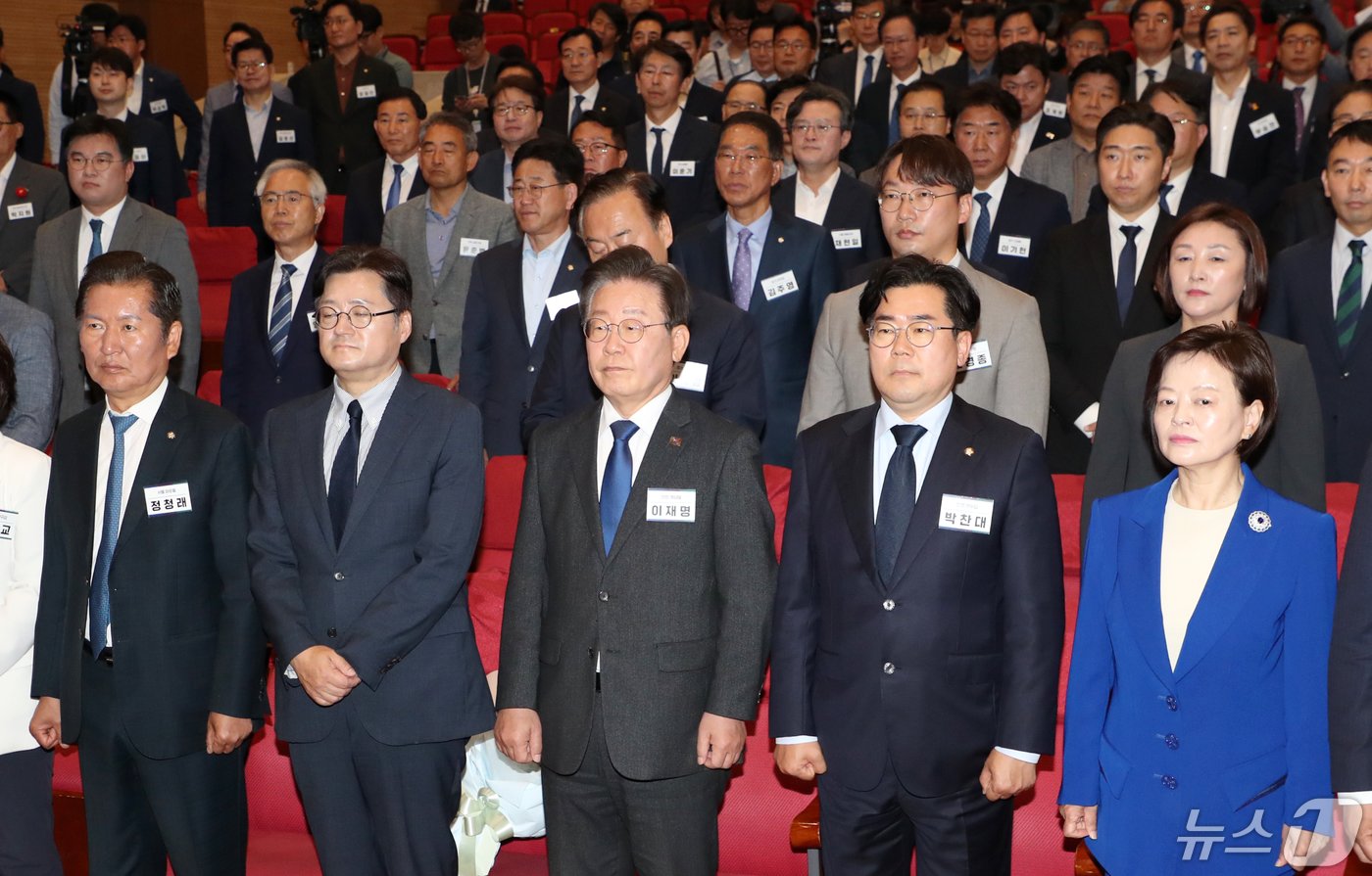 본문 이미지 - 이재명 더불어민주당 대표와 박찬대 신임원내대표를 비롯한 제22대 국회의원 당선인들이 3일 국회 의원회관에서 열린 당선인 총회에서 채상병 특검법 즉각 수용 촉구 결의문을 채택 하고 있다. (공동취재) 2024.5.3/뉴스1 ⓒ News1 임세영 기자