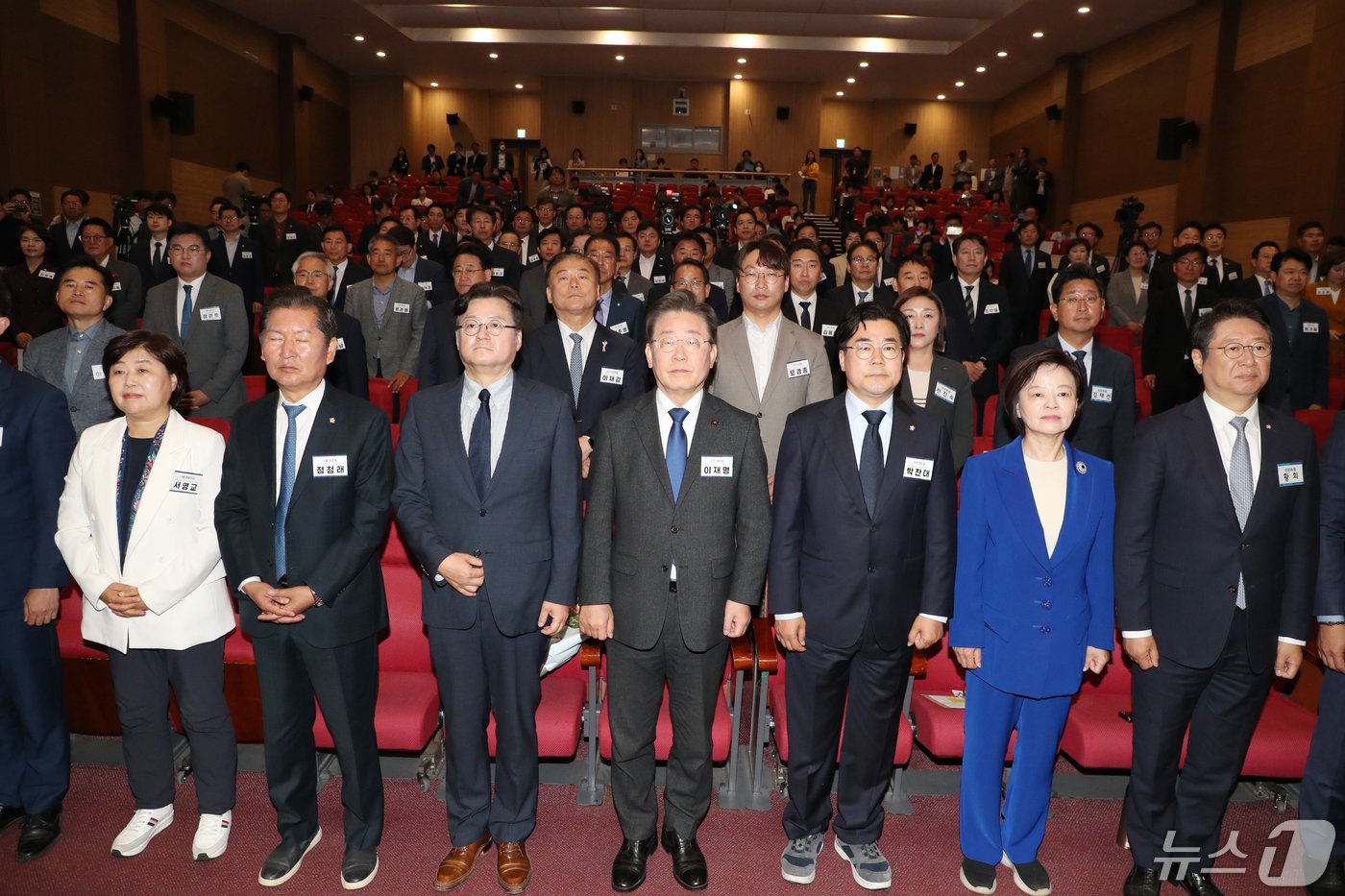 이재명 더불어민주당 대표와 박찬대 신임원내대표를 비롯한 제22대 국회의원 당선인들이 3일 국회 의원회관에서 열린 당선인 총회에서 채상병 특검법 즉각 수용 촉구 결의문을 채택 하고 있다. &#40;공동취재&#41; 2024.5.3/뉴스1 ⓒ News1 임세영 기자