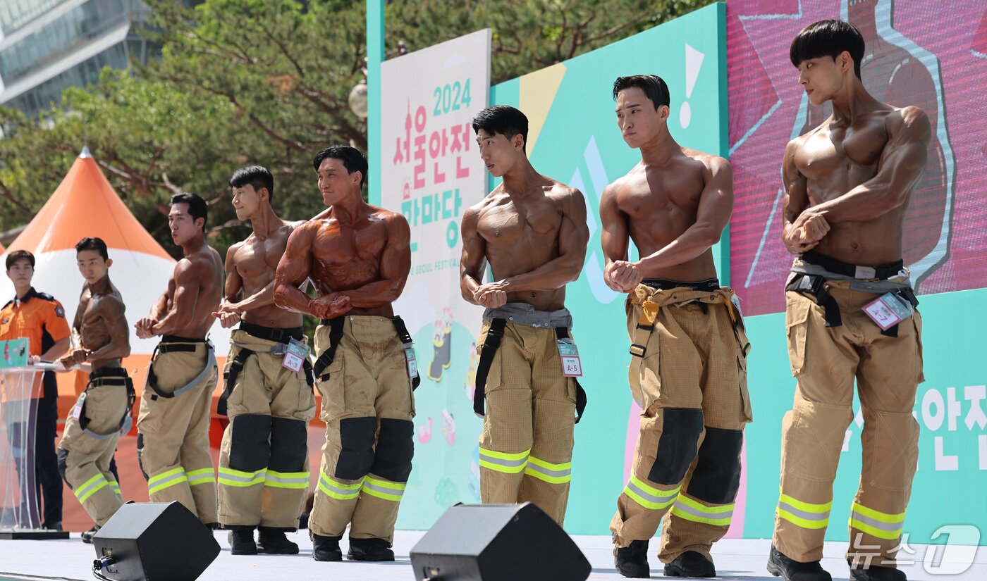본문 이미지 - 3일 오전 서울 여의도공원 문화의마당에서 열린 몸짱소방관 선발대회에 출전한 소방관들이 근육을 뽐내고 있다. 2024.5.3/뉴스1 ⓒ News1 박지혜 기자