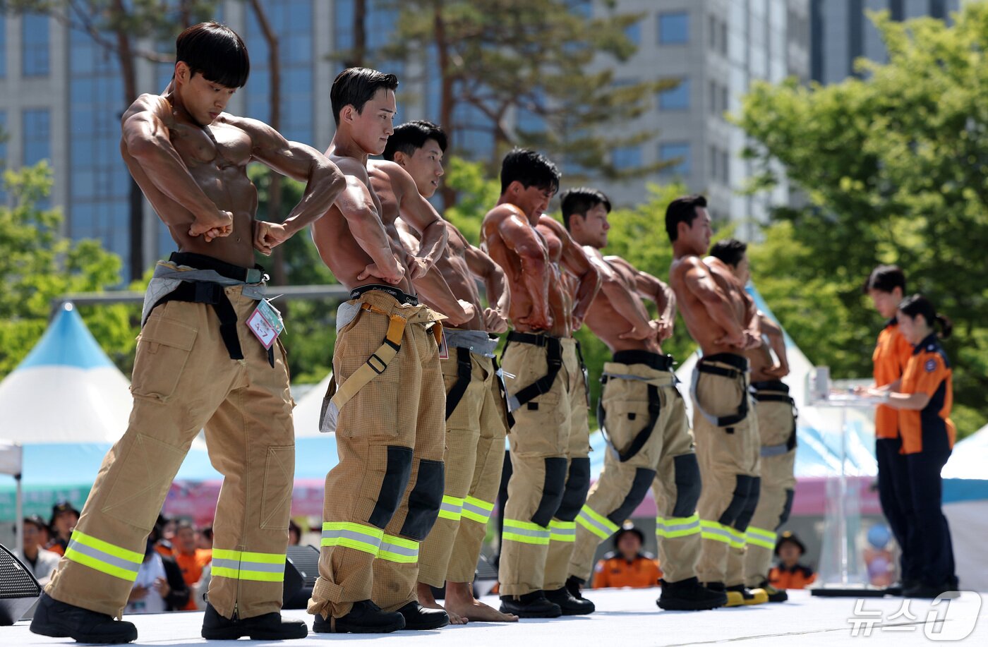 본문 이미지 - 3일 서울 여의도공원 문화의마당에서 열린 몸짱소방관 선발대회에 출전한 소방관들이 근육을 뽐내고 있다. 2024.5.3/뉴스1 ⓒ News1 박지혜 기자