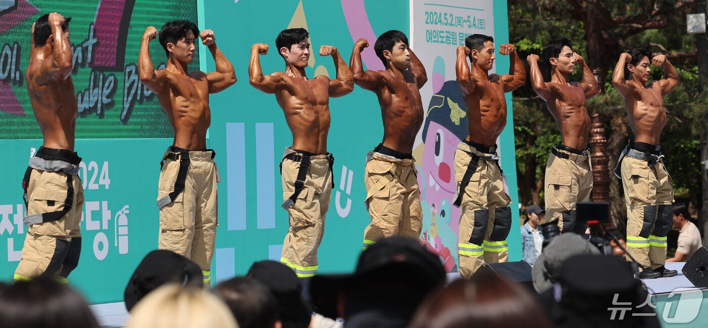 본문 이미지 - 3일 서울 여의도공원 문화의마당에서 열린 몸짱소방관 선발대회에 출전한 소방관들이 근육을 뽐내고 있다. 2024.5.3/뉴스1 ⓒ News1 박지혜 기자