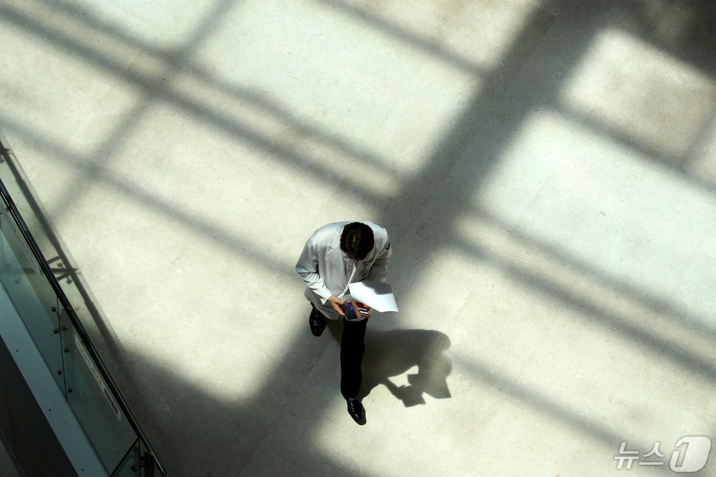 본문 이미지 - 3일 대구 달서구 계명대 동산병원에서 한 의료진이 이동하고 있다. 의대 증원을 둘러싼 의·정 갈등이 장기화하고 있는 가운데 계명대 의대교수 비대위는 지난달 26일 &#39;과로로 인한 번아웃과 스트레스 상승으로 교수들의 체력이 한계에 도달해 5월 3일 하루 응급·중환자 진료를 제외한 외래, 수술 등의 휴진&#39;을 결정했지만, 이날 대부분 정상 진료가 이뤄져 우려했던 &#39;셧다운&#39; 사태는 일어나지 않았다. 2024.5.3/뉴스1 ⓒ News1 공정식 기자