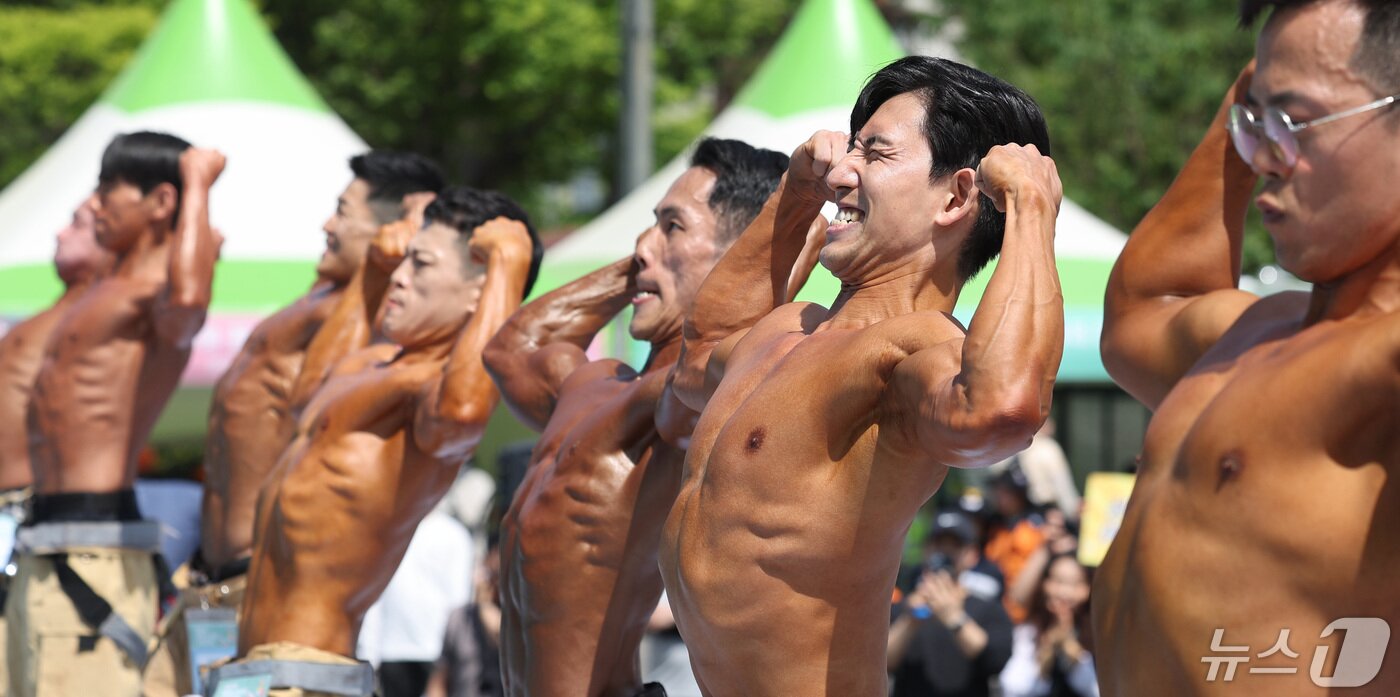 본문 이미지 - 3일 서울 여의도공원 문화의마당에서 열린 몸짱소방관 선발대회에 출전한 소방관들이 근육을 뽐내고 있다. 2024.5.3/뉴스1 ⓒ News1 박지혜 기자