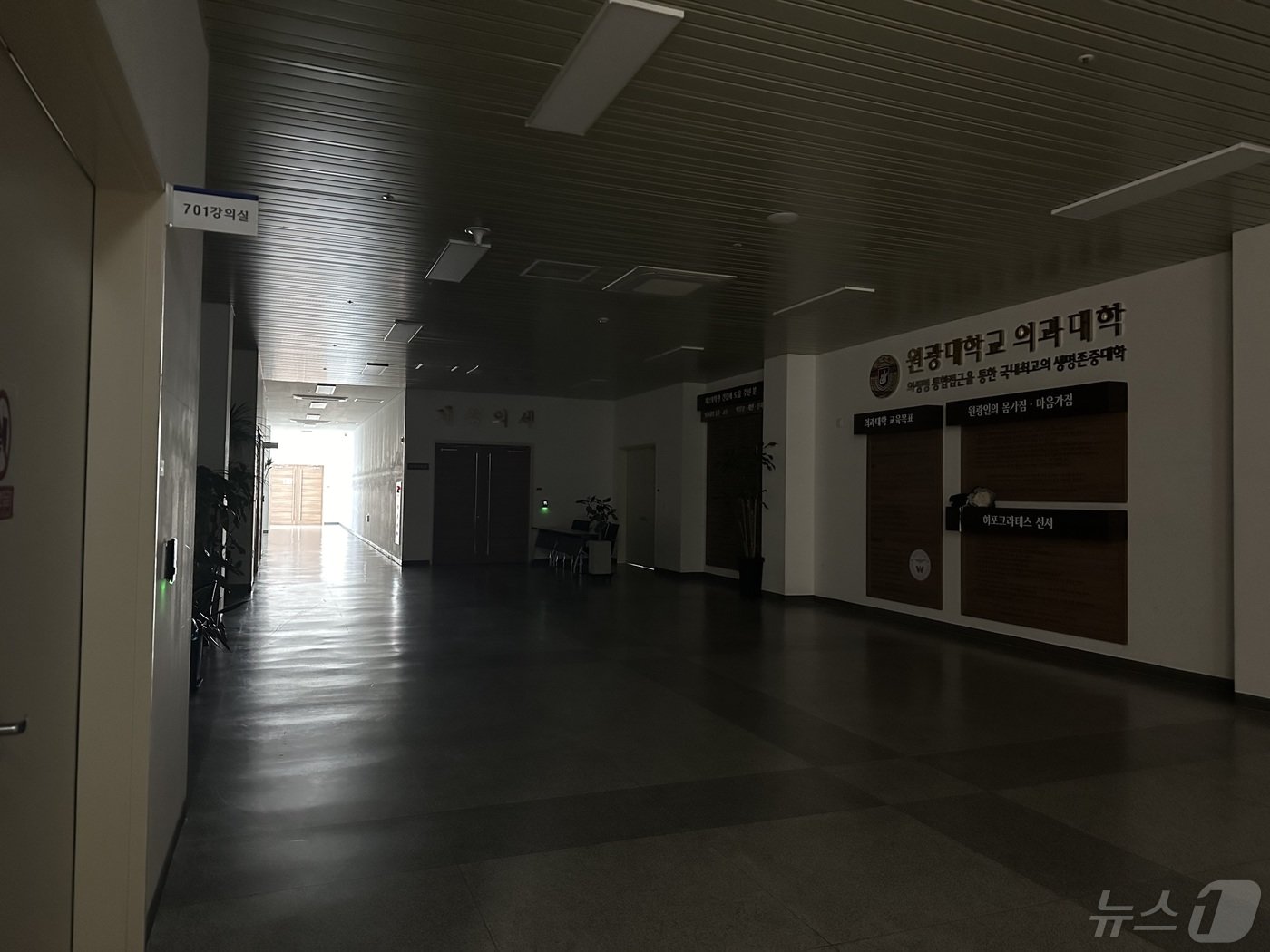 본문 이미지 - 3일 오전 찾은 전북 익산시 원광대학교 의과대학 제2의학관 복도와 강의실 불이 꺼져있다. 2024.5.3/뉴스1 ⓒ News1 장수인 기자