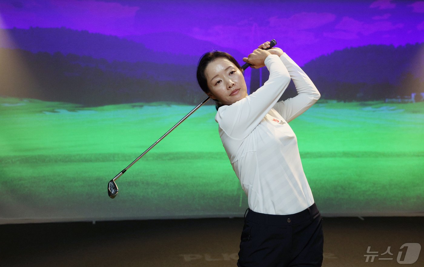 본문 이미지 - 여자 골프대표팀 민나온 코치가 29일 서울 강남의 한 스크린골프장에서 뉴스1과 가진 인터뷰에서 스윙 시범을 보이고 있다. 2024.4.29/뉴스1 ⓒ News1 박정호 기자