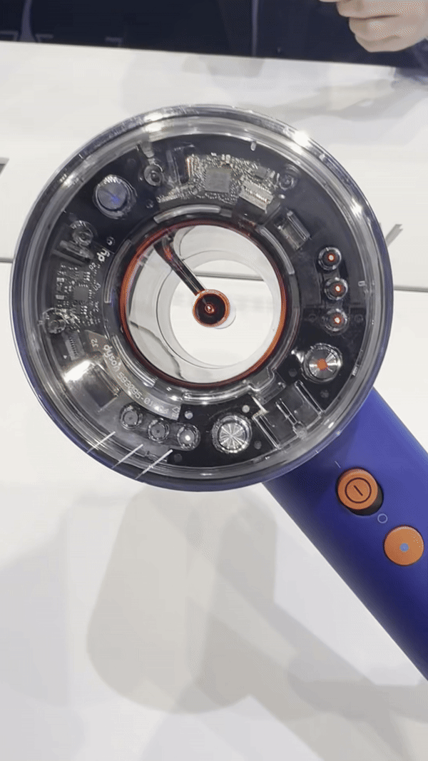 본문 이미지 -  다이슨 '슈퍼소닉 뉴럴 헤어드라이어'는 기기와 모발 사이 거리에 따라 색상을 바꾸는 LED 조명을 탑재했다. 2024.3.18 / 뉴스1 ⓒ News1 강태우 기자