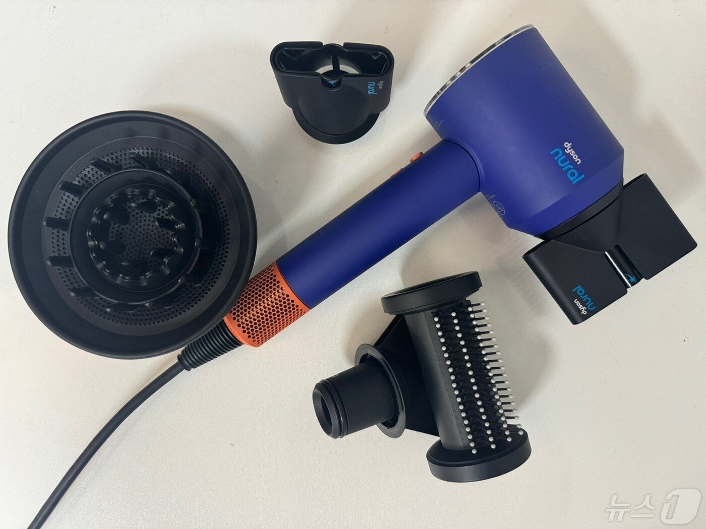 본문 이미지 -  다이슨 '슈퍼소닉 뉴럴' 헤어드라이어의 다양한 노즐. 2024.5.2. / 뉴스1 ⓒ News1 강태우 기자