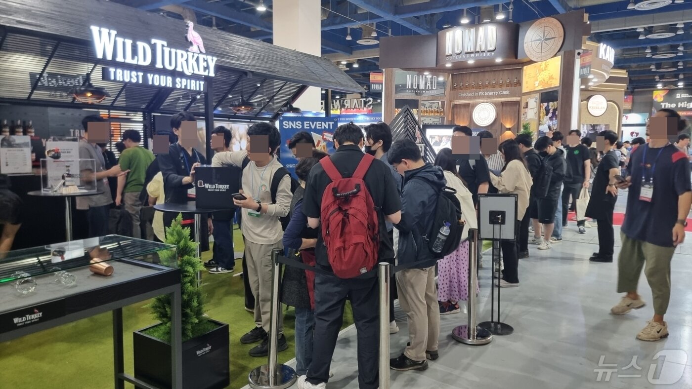 본문 이미지 - 3일 서울 코엑스에서 열린 2024 서울 바앤스피릿쇼. 트랜스베버리지 부스에 한정판 위스키를 구매하려는 사람들이 줄을 서있다.ⓒ News1 이형진 기자