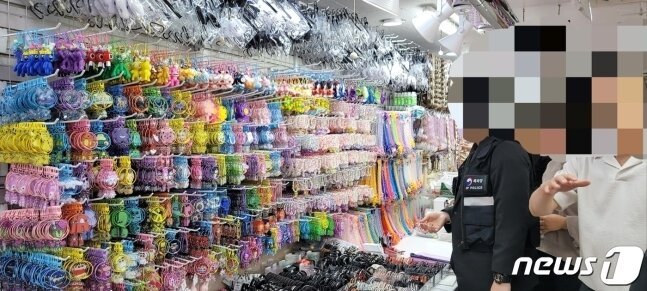 본문 이미지 - 특허청 상표특별사법경찰 위조상품 판매 매장 단속 모습(특허청 제공)