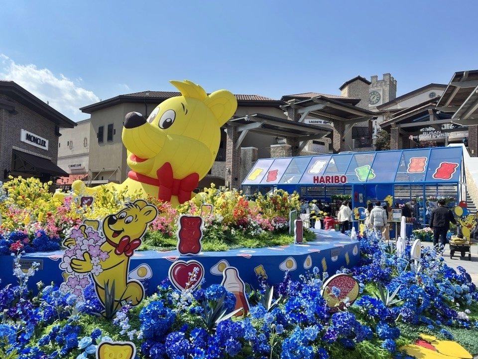 본문 이미지 - 부산 프리미엄 아울렛 분수광장의 하리보 블루밍 가든(신세계사이먼 제공)