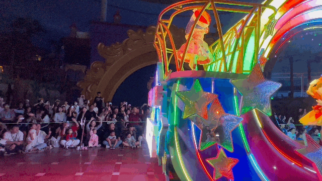 본문 이미지 -  분홍이와 주홍이가 탄 퍼레이드 차량ⓒ News1 윤슬빈 기자