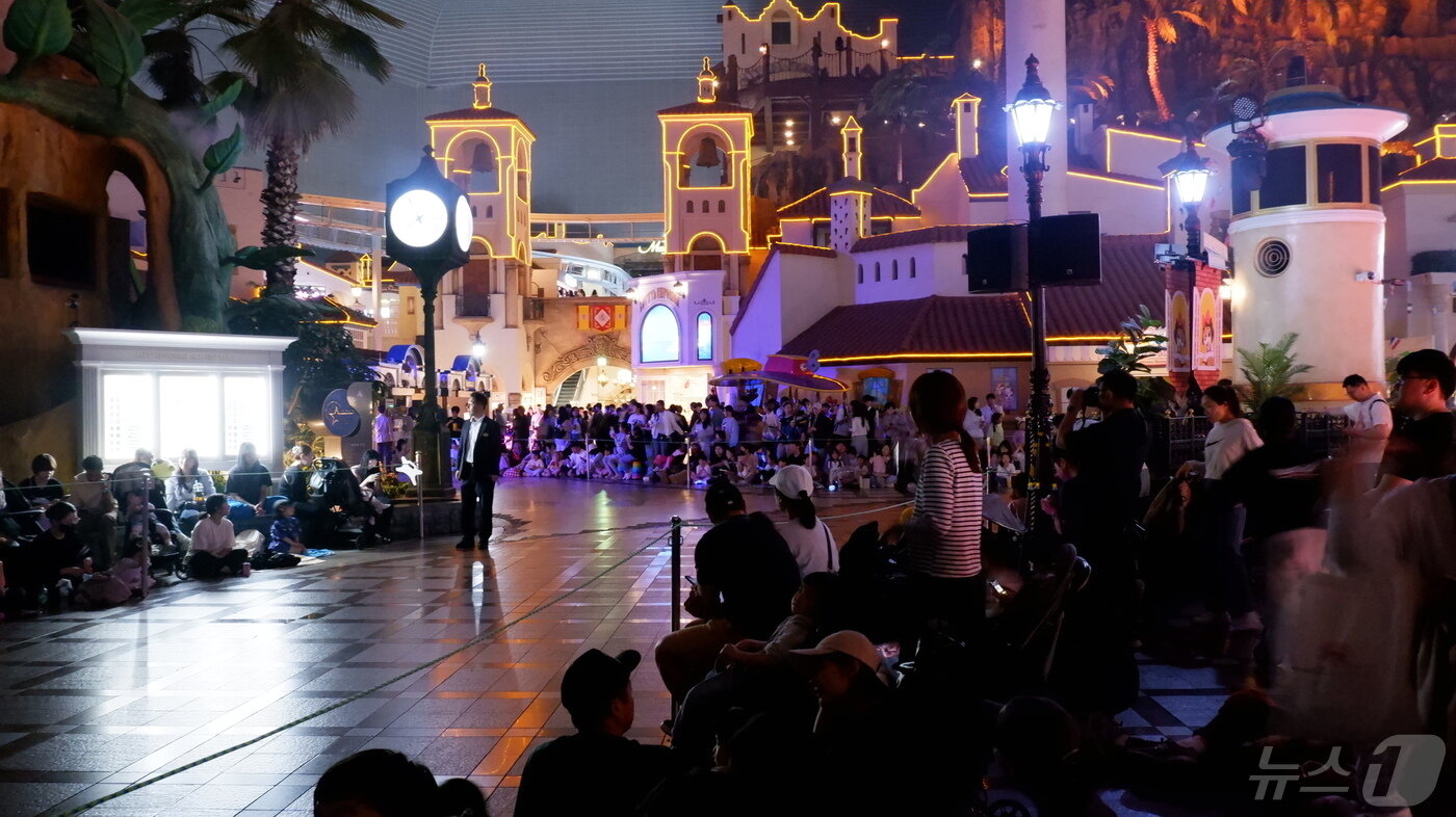 본문 이미지 - 평일임에도 불구하고 퍼레이드 동선을 따라 관람객들이 가득했다ⓒ News1 윤슬빈 기자