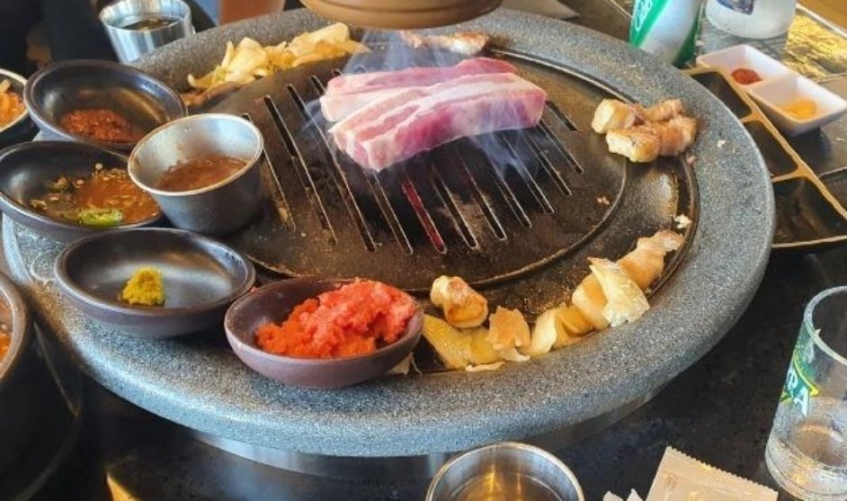 본문 이미지 - A 씨가 추가 주문한 삼겹살. (보배드림 갈무리)