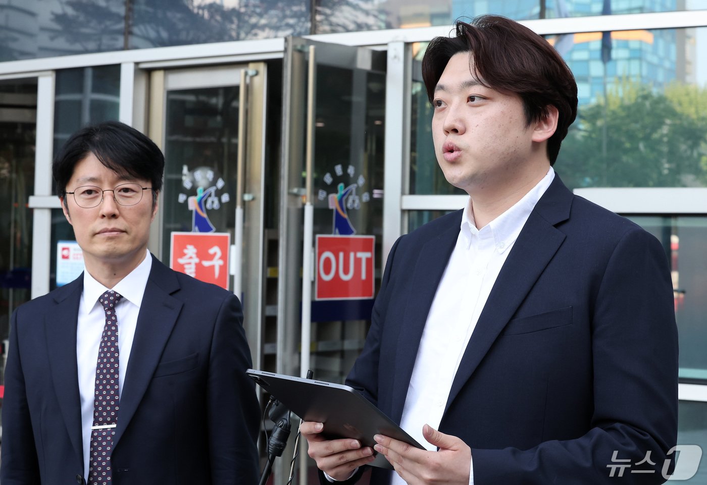 본문 이미지 - 박단 대한전공의협의회 비상대책위원장이 3일 서울 서초구 서울행정법원에서 조규홍 보건복지부 장관을 상대로 업무개시명령 취소, 진료유지명령 취소, 사직서 수리 금지 명령 취소 소송을 제기한 후 입장을 밝히고 있다. 2024.5.3/뉴스1 ⓒ News1 김성진 기자