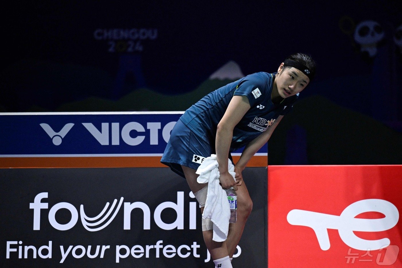 본문 이미지 - 안세영이 3일 중국 청두에서 열린 제30회 우버컵 8강에서 대만을 상대로 경기를 하던 도중 힘겨워하고 있다. ⓒ AFP=뉴스1