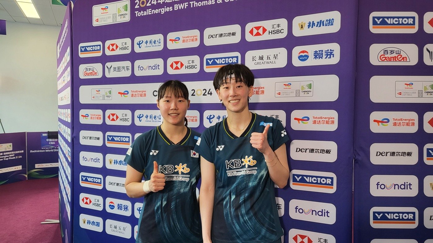 본문 이미지 - 3일 대만과의 우버컵 4강전 이후 안세영에게 격려의 말을 전한 여자복식 이소희(오른쪽)와 백하나. (공동취재단)