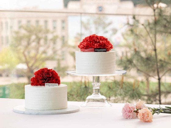 본문 이미지 - (왼쪽부터) 블랑제리 더 플라자 초콜릿 카네이션 케이크, 생화 카네이션 케이크(한화호텔앤드리조트 제공).