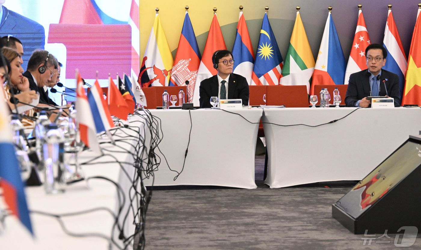 (서울=뉴스1) = 최상목 경제부총리 겸 기획재정부 장관이 3일(현지시간) 조시아 트빌리시 풀만호텔에서 열린 'ASEAN+3 재무장관회의'에 참석, 개회사를 하고 있다. (기획재정 …