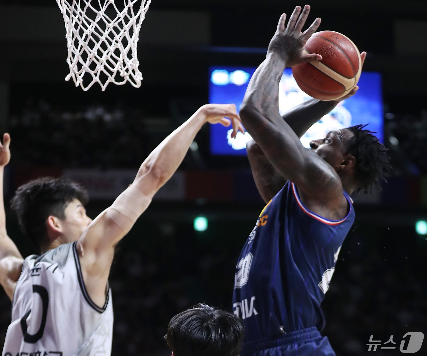 본문 이미지 - 3일 오후 부산 사직실내체육관에서 열린 '2023-2024 정관장 프로농구' 챔피언 결정전 4차전 부산 KCC 이지스와 수원 KT 소닉붐의 경기에서 KCC 라건아가 골밑슛을 하고 있다. 2024.5.3/뉴스1 ⓒ News1 윤일지 기자