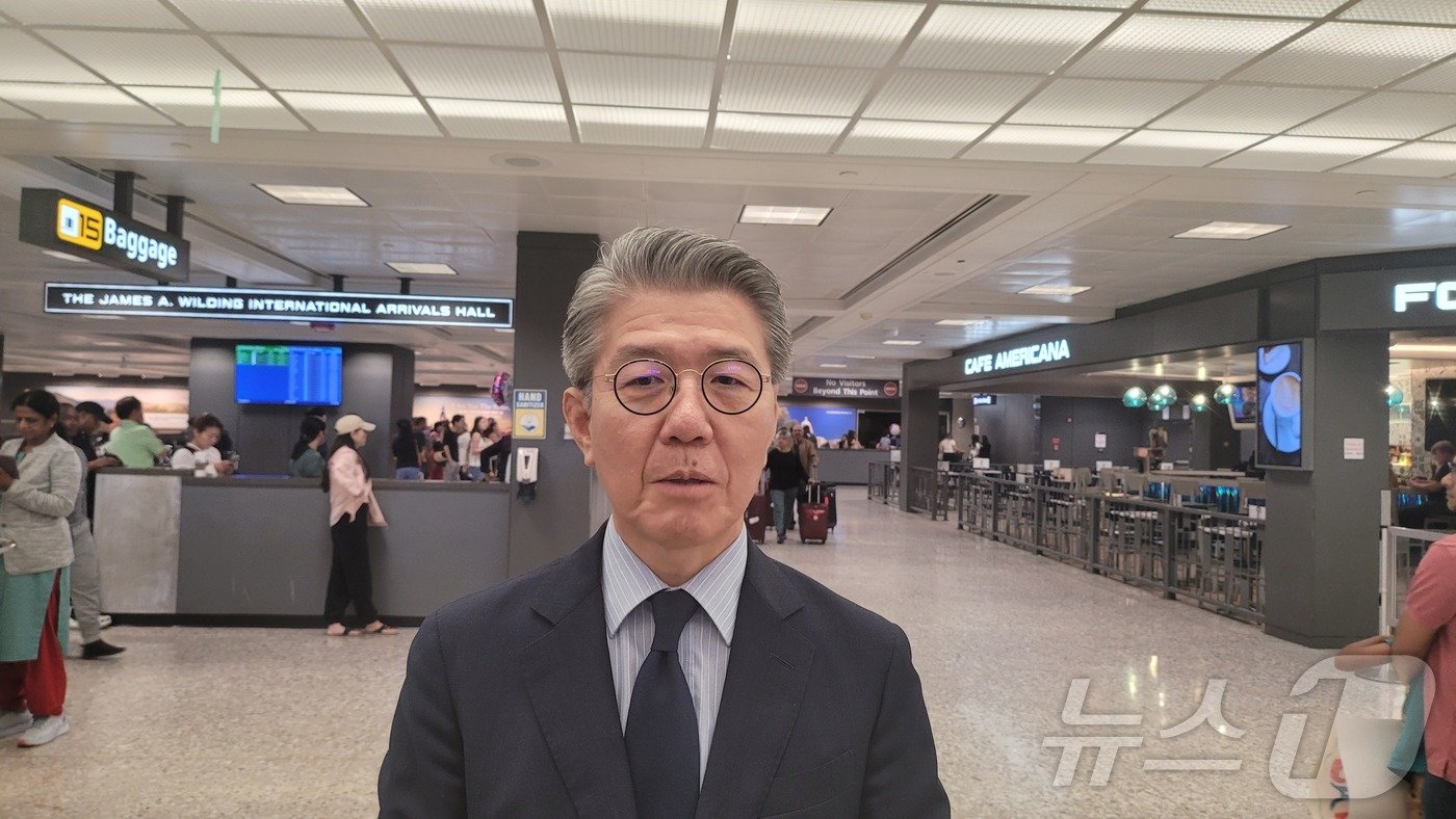 본문 이미지 - 한미일 외교차관 협의회 참석차 미국을 방문한 김홍균 외교부 제1차관이 29일(현지시간) 워싱턴DC 인근 덜레스 국제공항에서 특파원들과 만나 질의응답을 하고 있다. 2024.5.29.