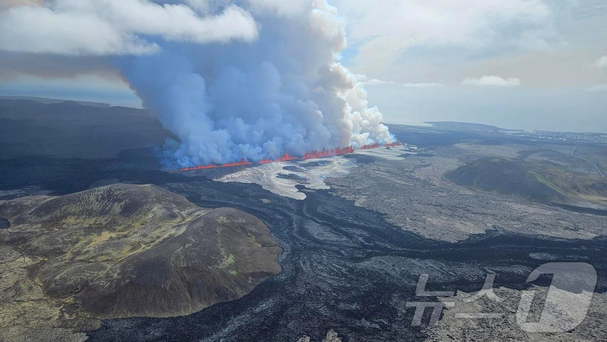 (그린다비크 로이터=뉴스1) 우동명 기자 = 29일(현지시간) 아이슬란드 레이캬비크 반도 그린다비크 인근의 화산이 용암과 화산재를 분출하고 있다. 2024.05.30ⓒ 로이터=뉴스 …