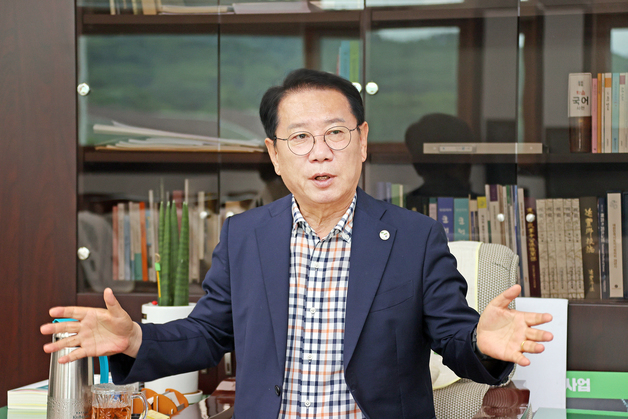경찰, 송인헌 괴산군수 검찰에 넘겨…'법인카드 부정 사용 의혹'