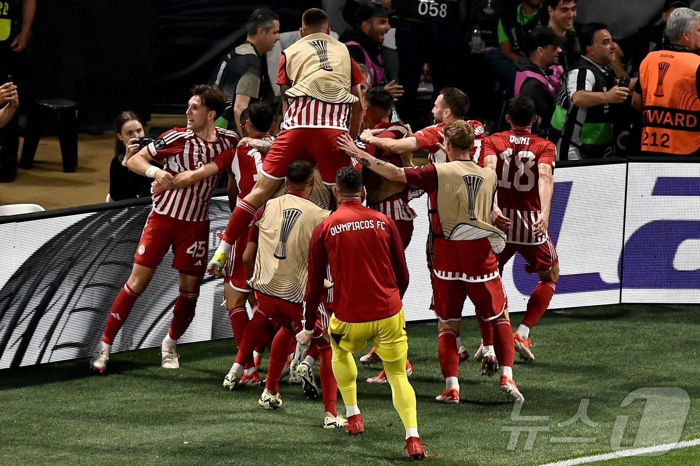 본문 이미지 - 연장 혈투 끝에 우승한 올림피아코스. ⓒ AFP=뉴스1