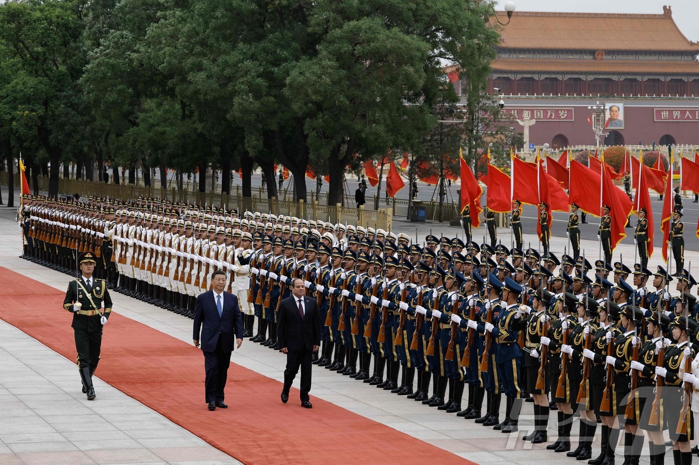 (베이징 AFP=뉴스1) 우동명 기자 = 시진핑 중국 국가주석이 29일(현지시간) 베이징 인민 대회당에서 열린 압델 파타 엘시시 이집트 대통령의 환영식서 의장대를 사열하고 있다. …