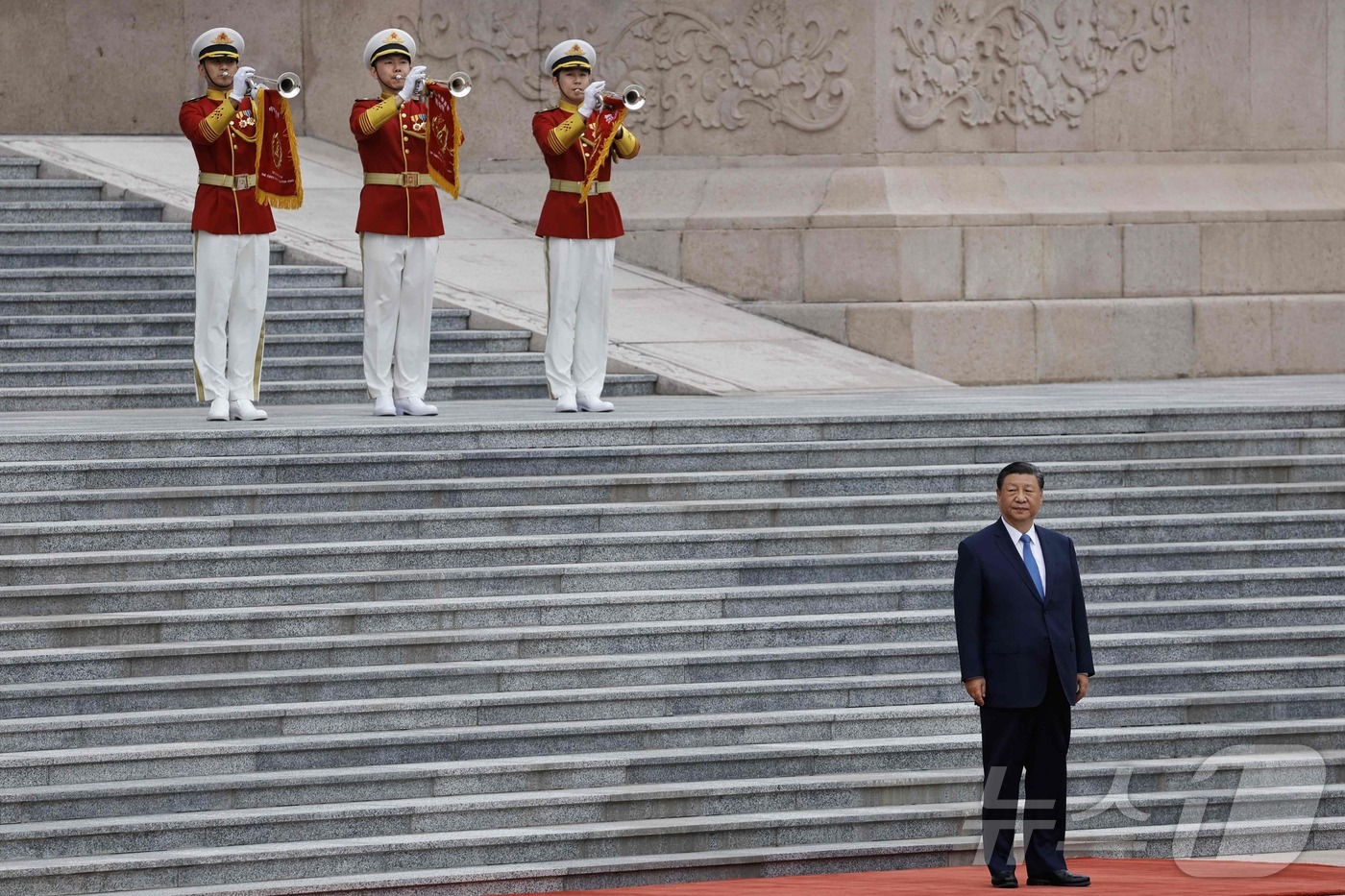 (베이징 AFP=뉴스1) 우동명 기자 = 시진핑 중국 국가주석이 29일(현지시간) 베이징 인민 대회당에서 열린 환영식서 압델 파타 엘시시 이집트 대통령의 도착을 기다리고 있다. 2 …
