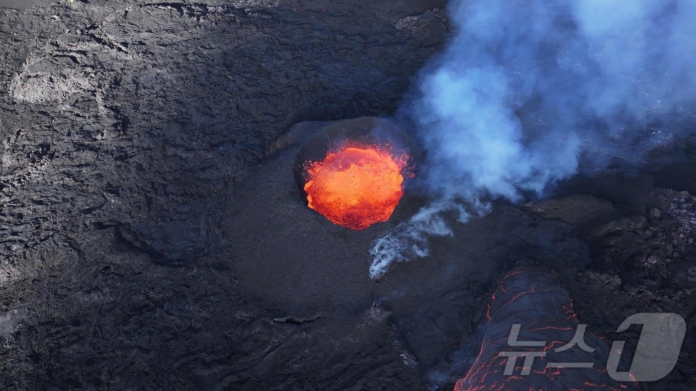 본문 이미지 - 아이슬란드 레이캬비크 반도 그린다비크 인근의 화산에서 용암이 들끓고 있다. ⓒ AFP=뉴스1 ⓒ News1 박형기 기자
