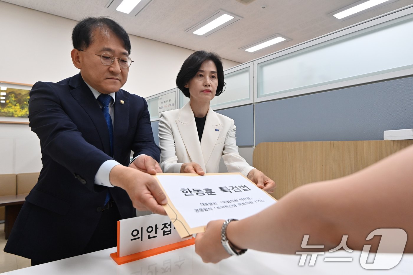 본문 이미지 - 조국혁신당 박은정, 차규근 의원이 22대 국회 임기 시작일인 30일 오전 서울 여의도 국회 의안접수센터에서 한동훈 특검 법안을 제출하고 있다. &#40;공동취재&#41; 2024.5.30/뉴스1 ⓒ News1 이광호 기자