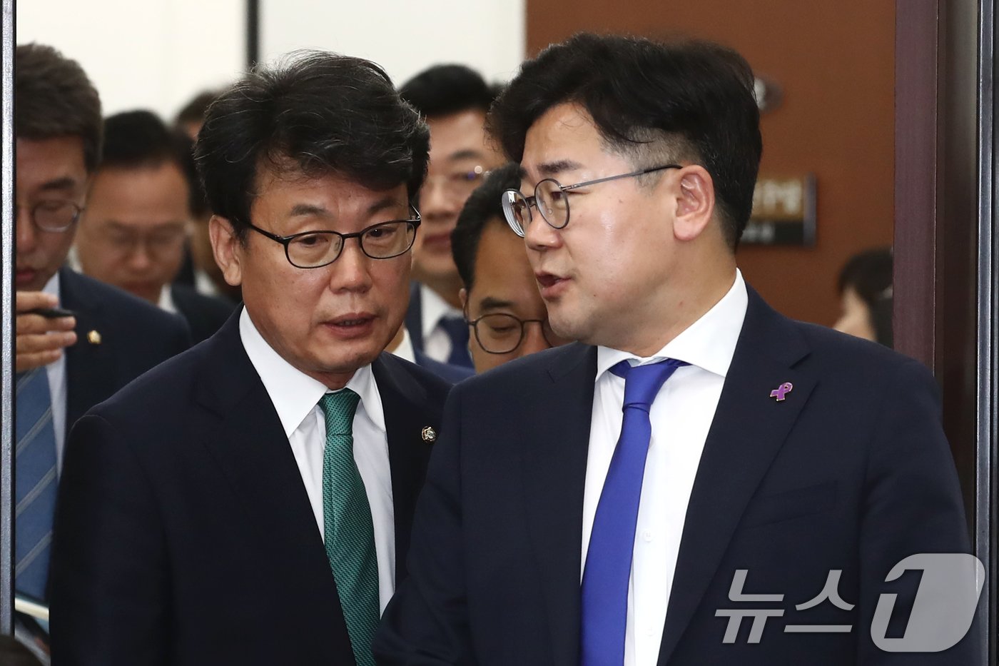 본문 이미지 - 박찬대 더불어민주당 원내대표와 진성준 정책위의장이 22대 국회 개원 첫날인 30일 오전 서울 여의도 국회에서 열린 정책조정회의에 참석하며 대화하고 있다. 2024.5.30/뉴스1 ⓒ News1 이광호 기자