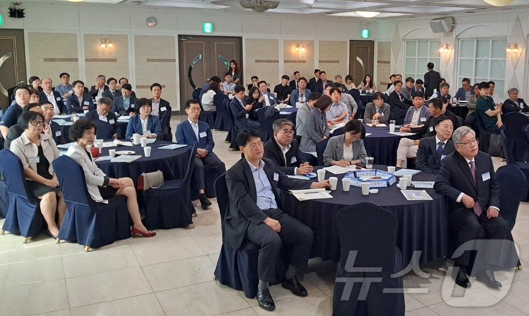 본문 이미지 - 30일 대전 계룡스파텔에서 열린 대전세종충남경영자총협회 주관 2024년도 제1차 노사인권증진 파트너십 특강에 참여한 지역 기업인들이 김태기 중앙노동위원장의 강의를 듣고 있다. 2024.5.30. /뉴스1 ⓒNews1 최일 기자