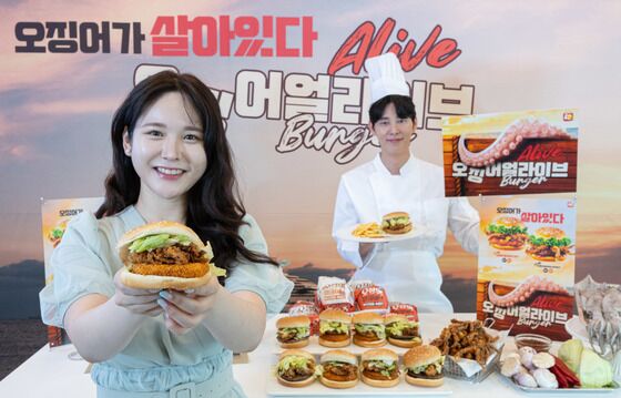 롯데리아, '오징어 얼라이브 버거' 인기 잇는다…'크랩 얼라이브 버거' 출시