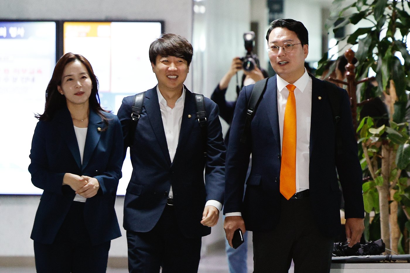 본문 이미지 - 이주영&#40;왼쪽부터&#41;, 이준석, 천하람 개혁신당 의원이 22대 국회 개원 첫날인 30일 서울 여의도 국회의원회관에서 의원실로 향하고 있다. 2024.5.30/뉴스1 ⓒ News1 안은나 기자