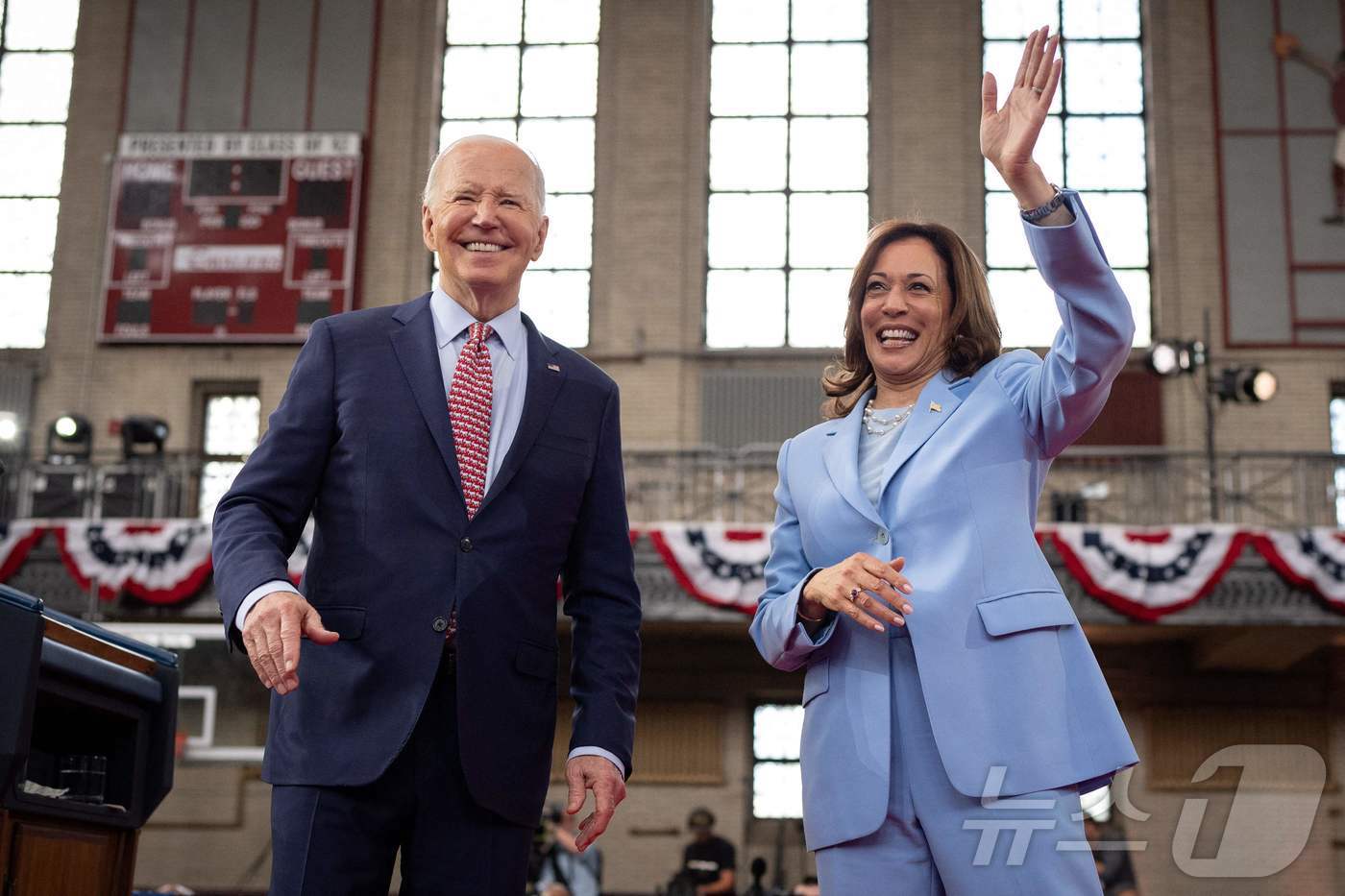 본문 이미지 - 조 바이든 미국 대통령과 동반 유세를 하고 있는 카멀라 해리스 부통령&#40;오른쪽&#41;. ⓒ News1 우동명 기자