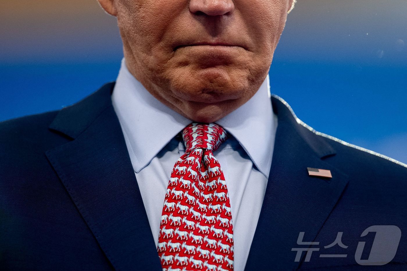 (필라델피아 AFP=뉴스1) 우동명 기자 = 조 바이든 미국 대통령이 29일(현지시간) 펜실베이니아주 필라델피아의 선거 행사에 작은 당나귀 무늬 넥타이를 메고 연설을 하고 있다. …
