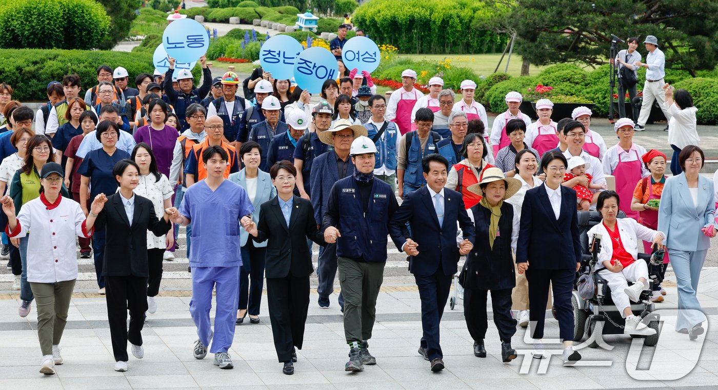 본문 이미지 - 윤희숙 진보당 상임대표와 윤종오, 전종덕, 정혜경 의원 등이 22대 국회 개원 첫 날인 30일 서울 여의도 국회에서 노동자, 농민, 서민과 함께 등원식을 하고 있다. 2024.5.30/뉴스1 ⓒ News1 안은나 기자