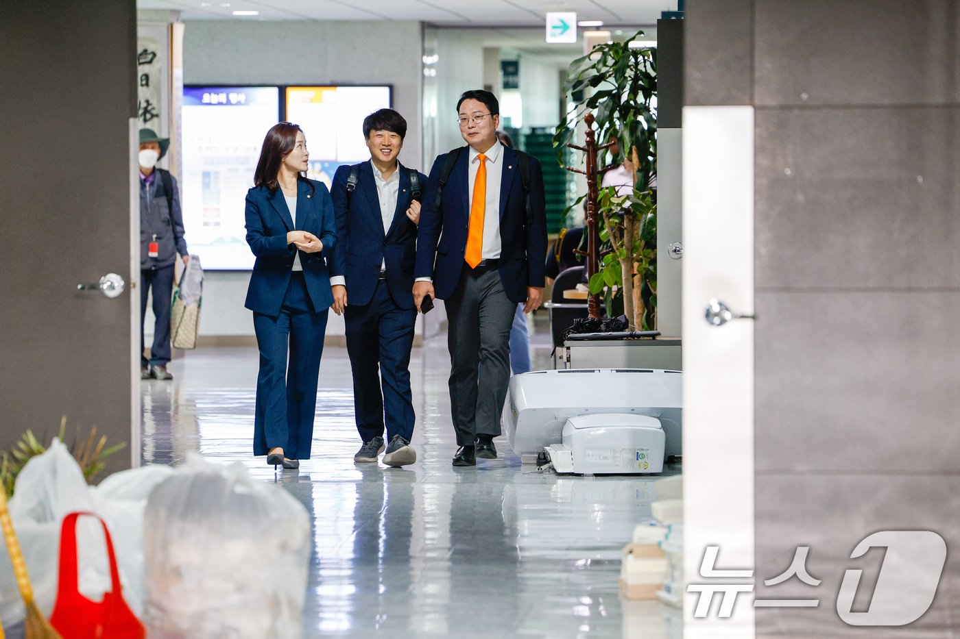 본문 이미지 - 이주영&#40;왼쪽부터&#41;, 이준석, 천하람 개혁신당 의원이 22대 국회 개원 첫날인 30일 서울 여의도 국회의원회관으로 출근하고 있다. 2024.5.30/뉴스1 ⓒ News1 안은나 기자