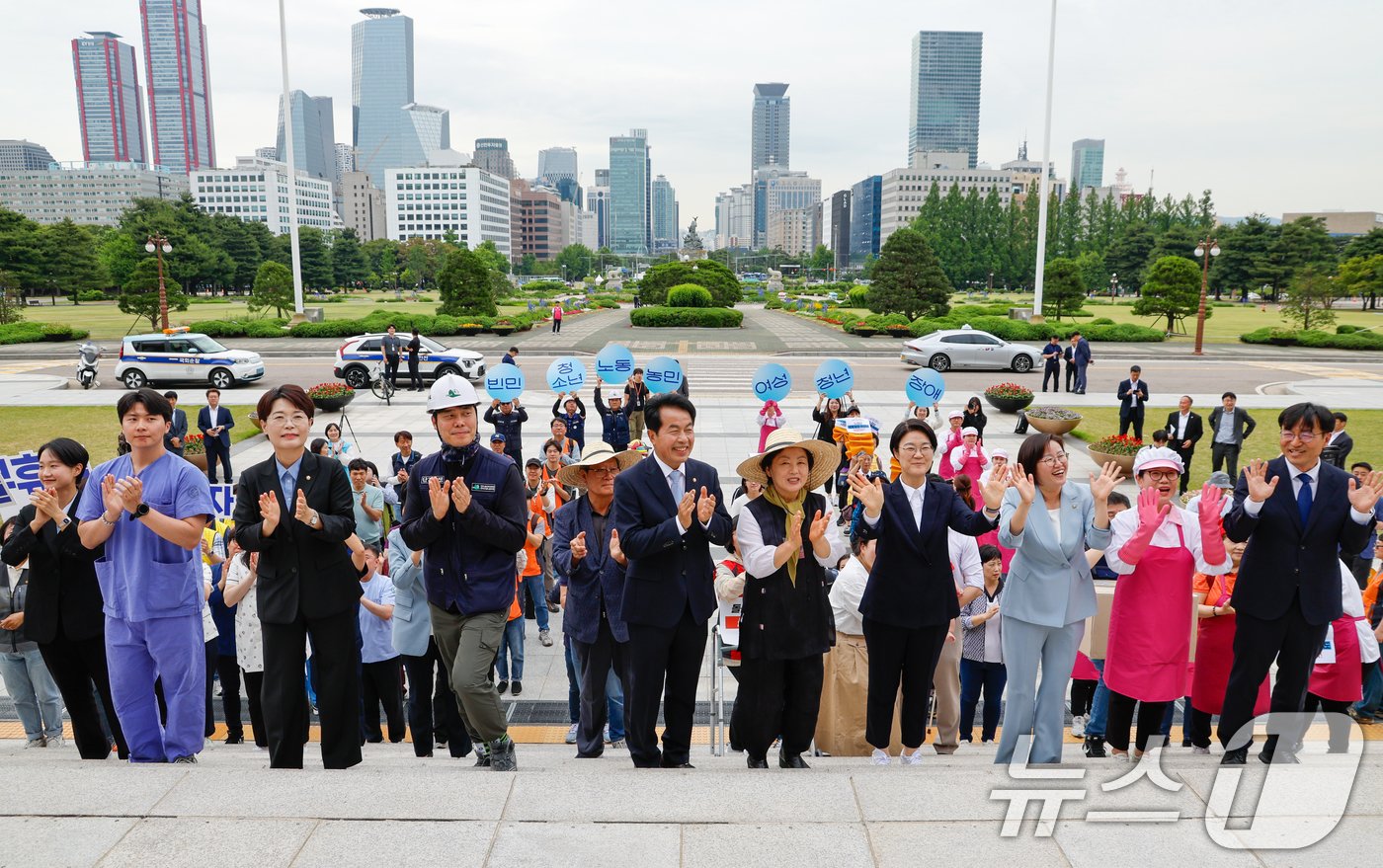 본문 이미지 - 윤희숙 진보당 상임대표와 윤종오, 전종덕, 정혜경 의원이 22대 국회 개원 첫날인 30일 서울 여의도 국회에서 노동자, 농민, 서민과 함께 등원식을 하고 있다. 2024.5.30/뉴스1 ⓒ News1 안은나 기자